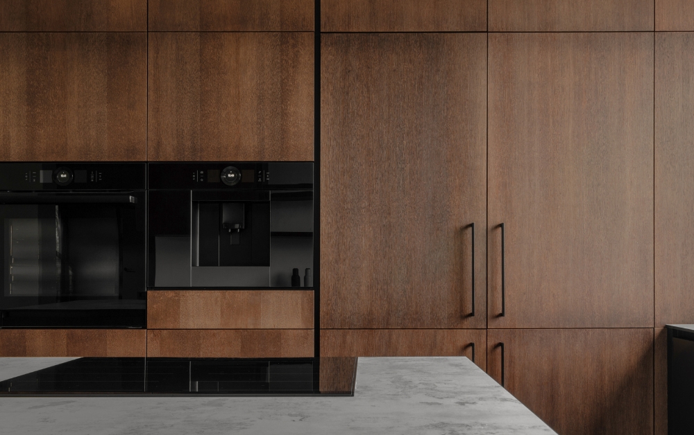 Fronty meblowe Fabra wykonane z płyty JJT z naturalnym obłogiem w zabudowie kuchennej